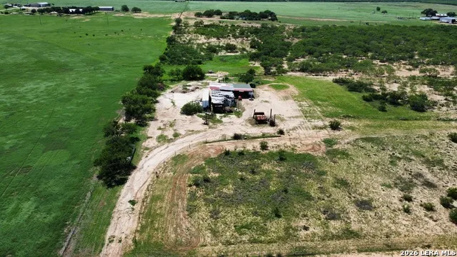 16293 Fm 472 Bigfoot, TX 78016
