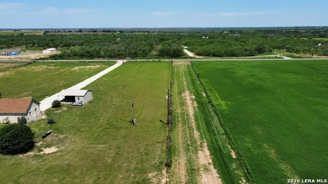 16293 Fm 472 Bigfoot, TX 78016