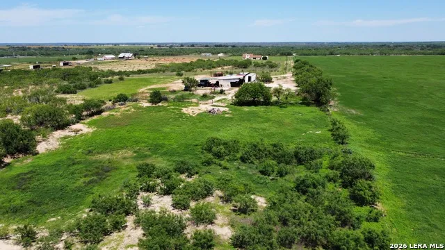 16293 Fm 472 Bigfoot, TX 78016