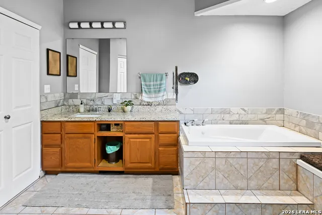 713 Lake Forest Rd. Pipe Creek, TX 78063
