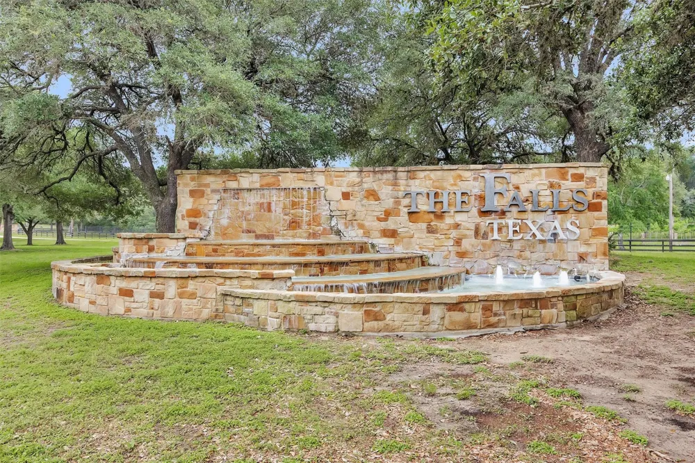 105 Seminole Drive New Ulm, TX 78950