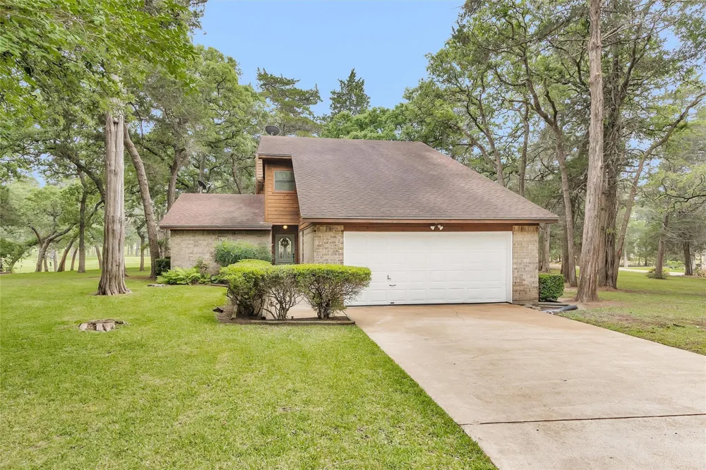 105 Seminole Drive New Ulm, TX 78950