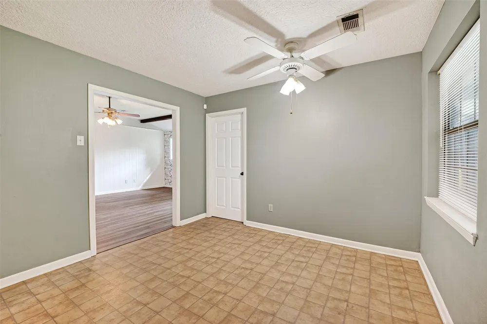 210 Woodhaven Street Highlands, TX 77562