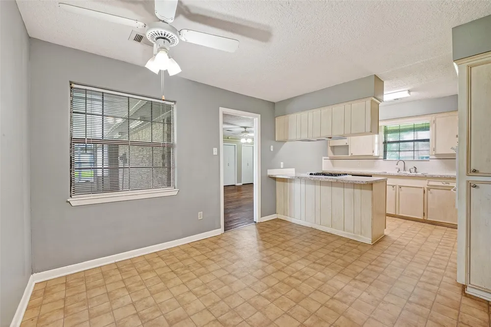 210 Woodhaven Street Highlands, TX 77562