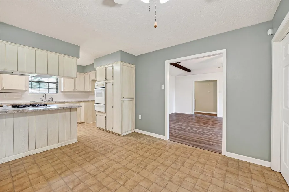 210 Woodhaven Street Highlands, TX 77562