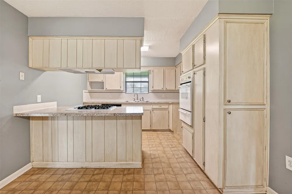 210 Woodhaven Street Highlands, TX 77562