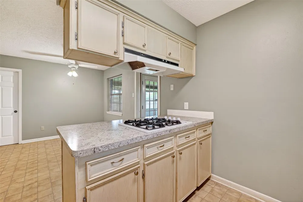 210 Woodhaven Street Highlands, TX 77562