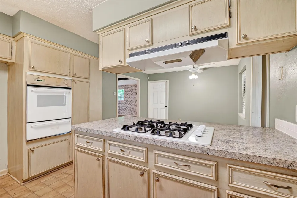 210 Woodhaven Street Highlands, TX 77562