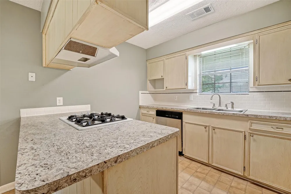 210 Woodhaven Street Highlands, TX 77562