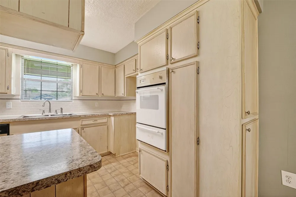 210 Woodhaven Street Highlands, TX 77562