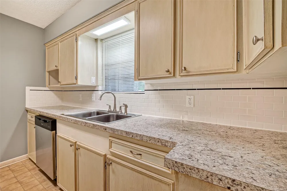 210 Woodhaven Street Highlands, TX 77562