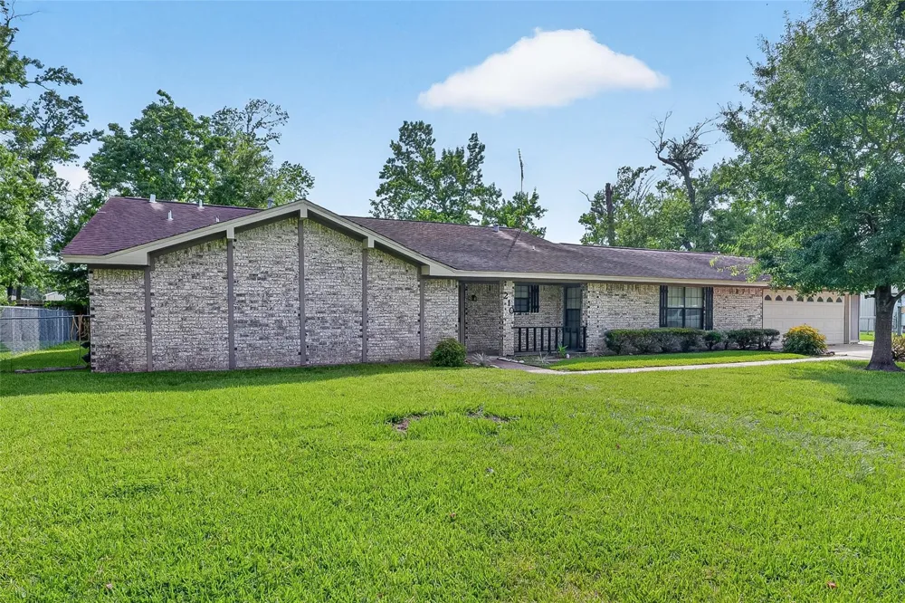 210 Woodhaven Street Highlands, TX 77562