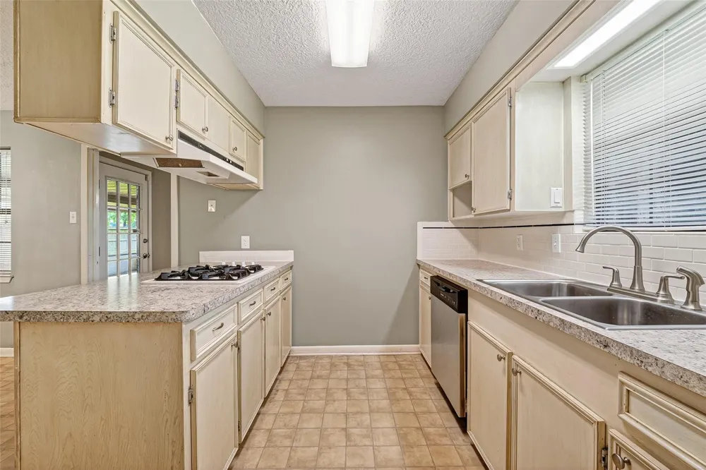 210 Woodhaven Street Highlands, TX 77562