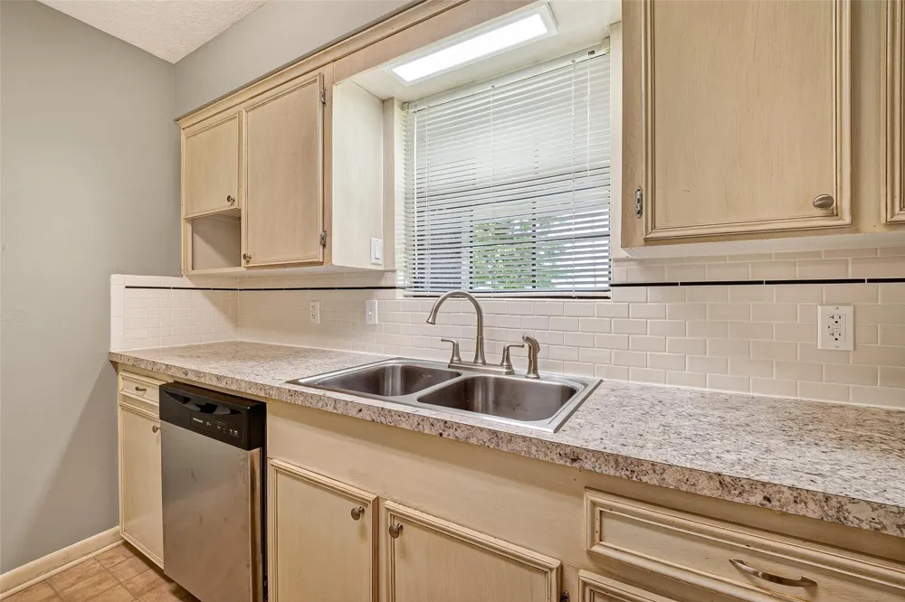 210 Woodhaven Street Highlands, TX 77562