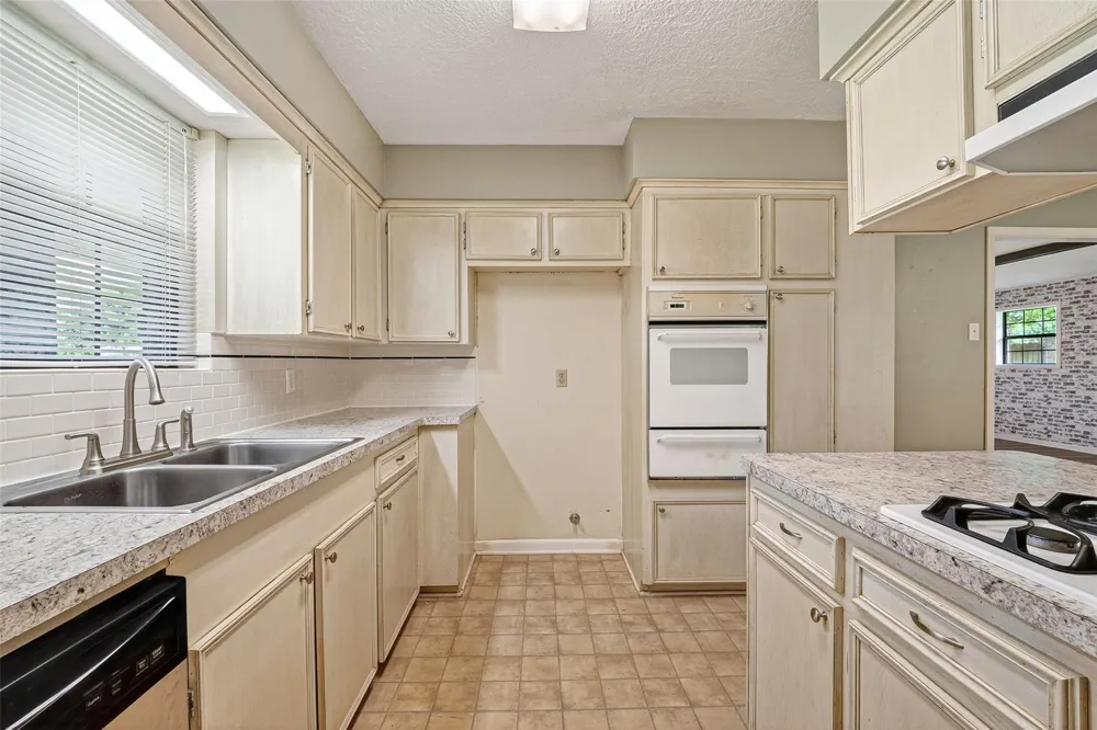 210 Woodhaven Street Highlands, TX 77562