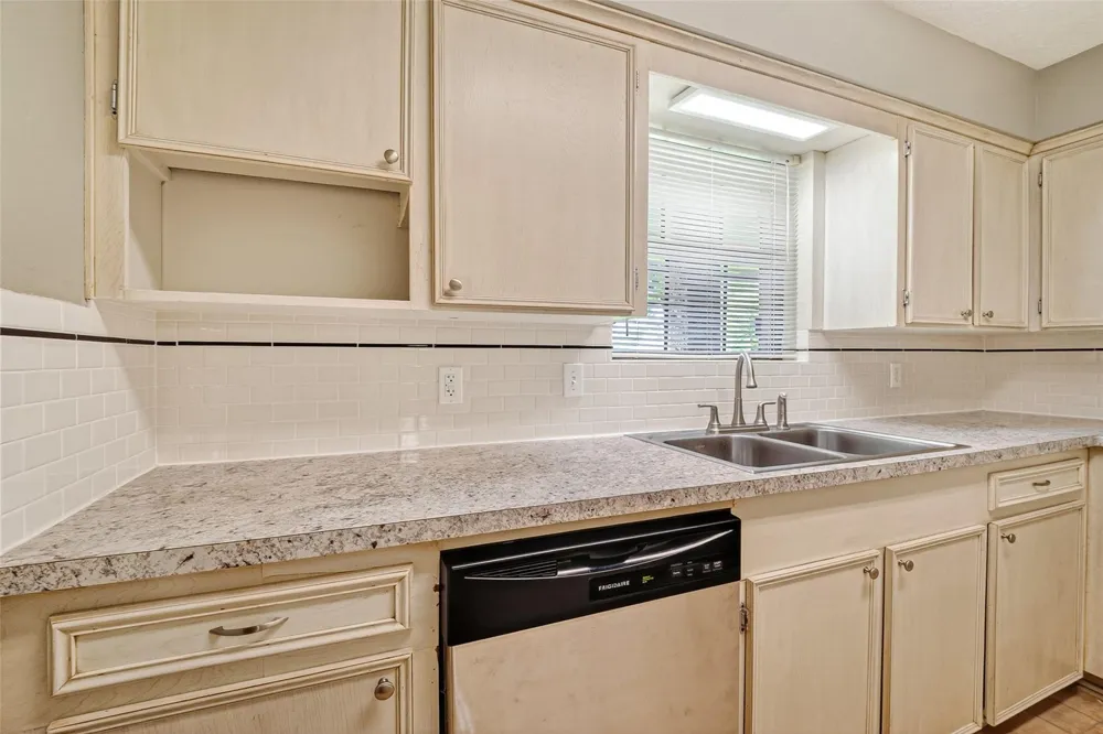 210 Woodhaven Street Highlands, TX 77562