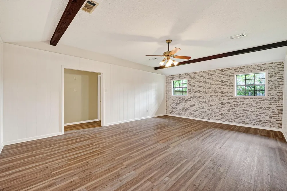 210 Woodhaven Street Highlands, TX 77562