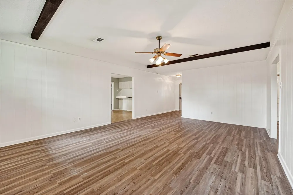 210 Woodhaven Street Highlands, TX 77562