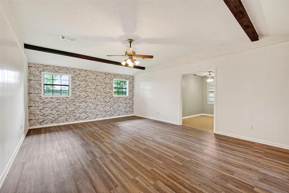 210 Woodhaven Street Highlands, TX 77562