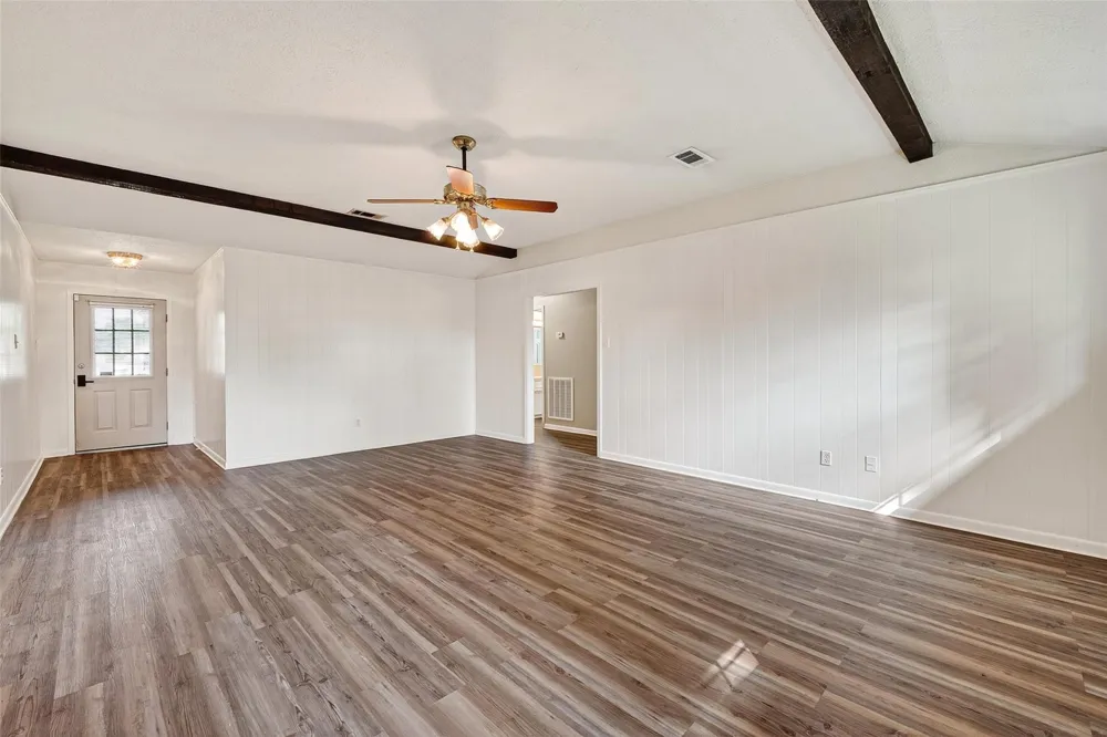 210 Woodhaven Street Highlands, TX 77562