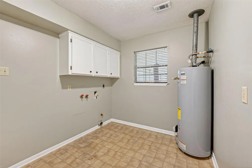 210 Woodhaven Street Highlands, TX 77562