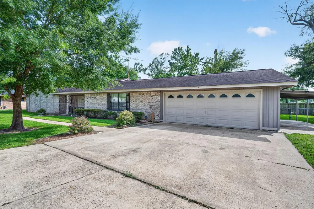 210 Woodhaven Street Highlands, TX 77562