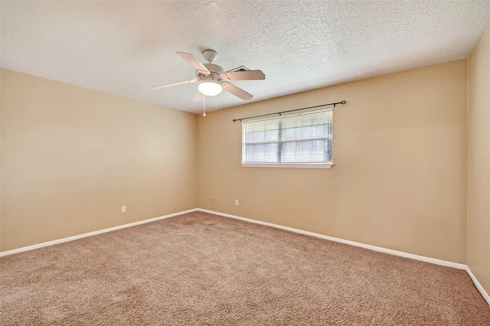 210 Woodhaven Street Highlands, TX 77562
