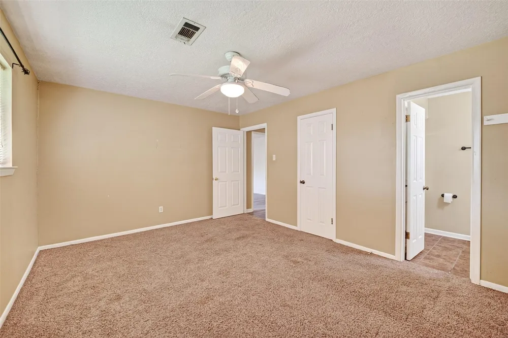 210 Woodhaven Street Highlands, TX 77562