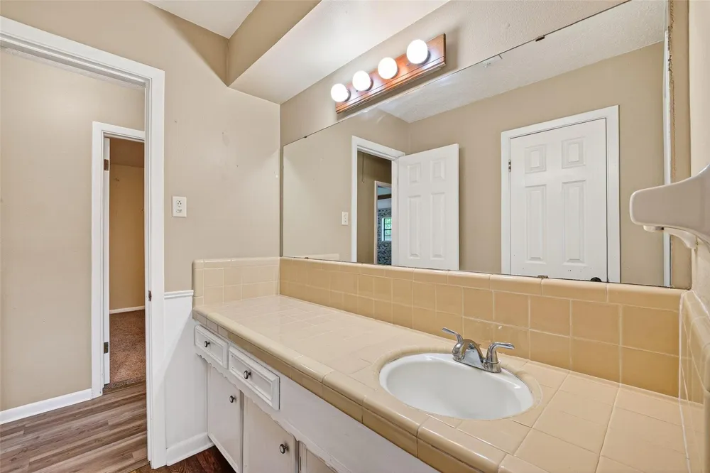 210 Woodhaven Street Highlands, TX 77562