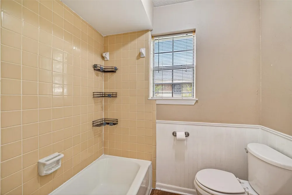 210 Woodhaven Street Highlands, TX 77562