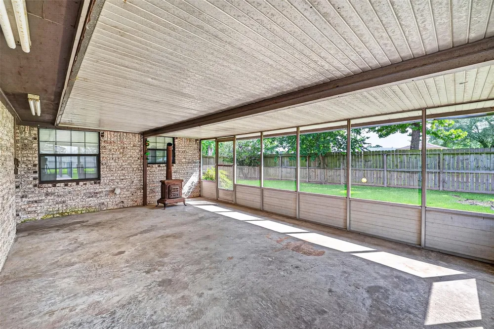 210 Woodhaven Street Highlands, TX 77562