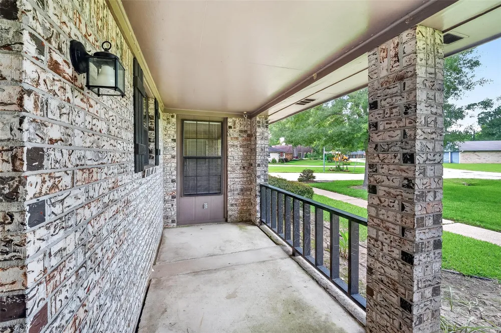 210 Woodhaven Street Highlands, TX 77562