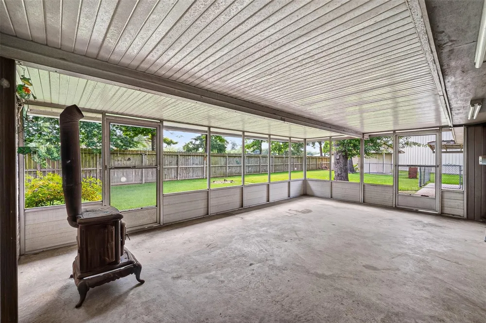 210 Woodhaven Street Highlands, TX 77562