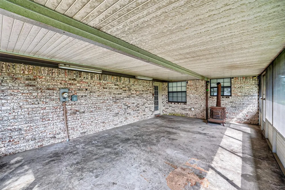 210 Woodhaven Street Highlands, TX 77562