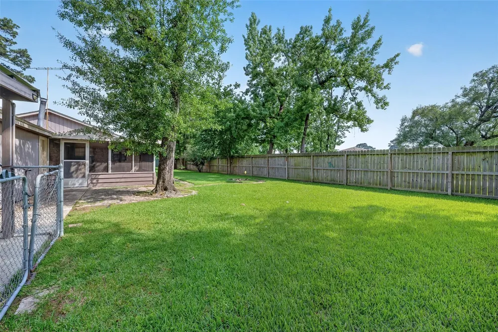 210 Woodhaven Street Highlands, TX 77562