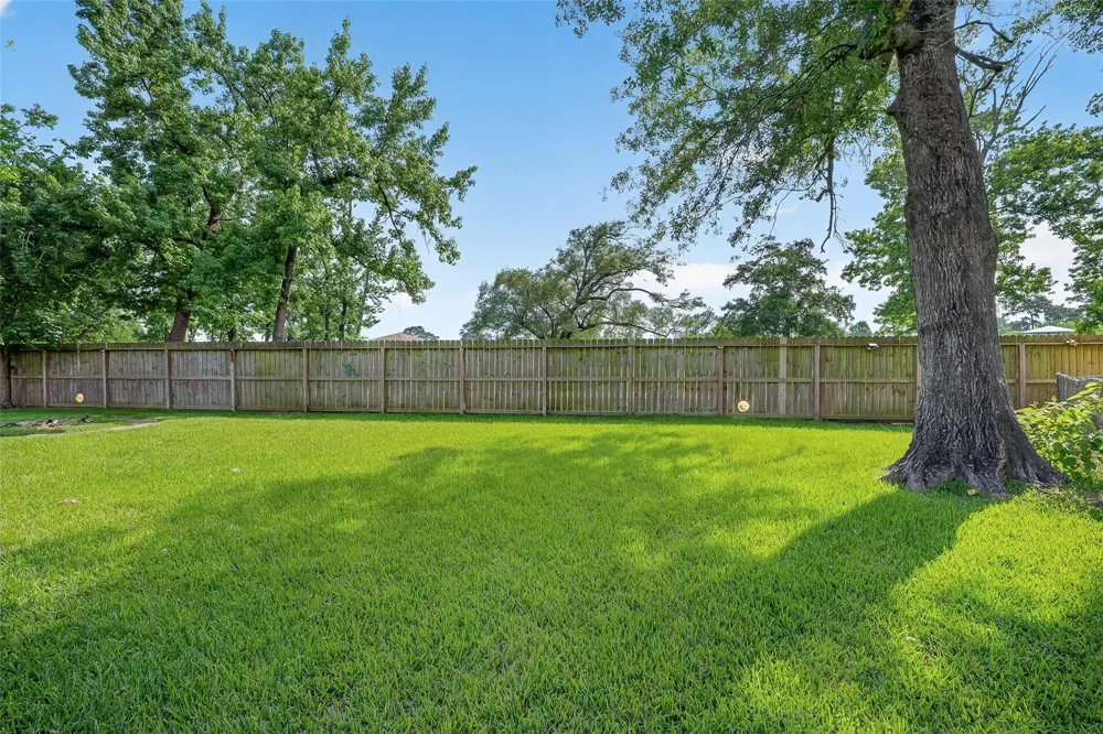 210 Woodhaven Street Highlands, TX 77562