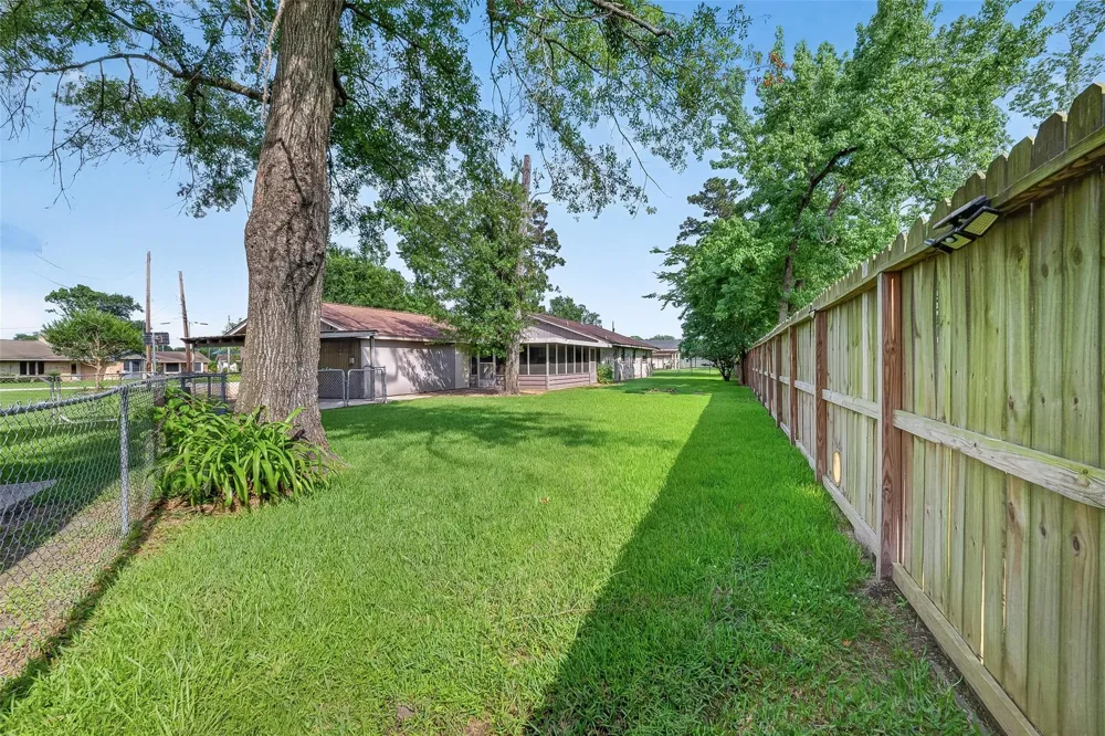 210 Woodhaven Street Highlands, TX 77562