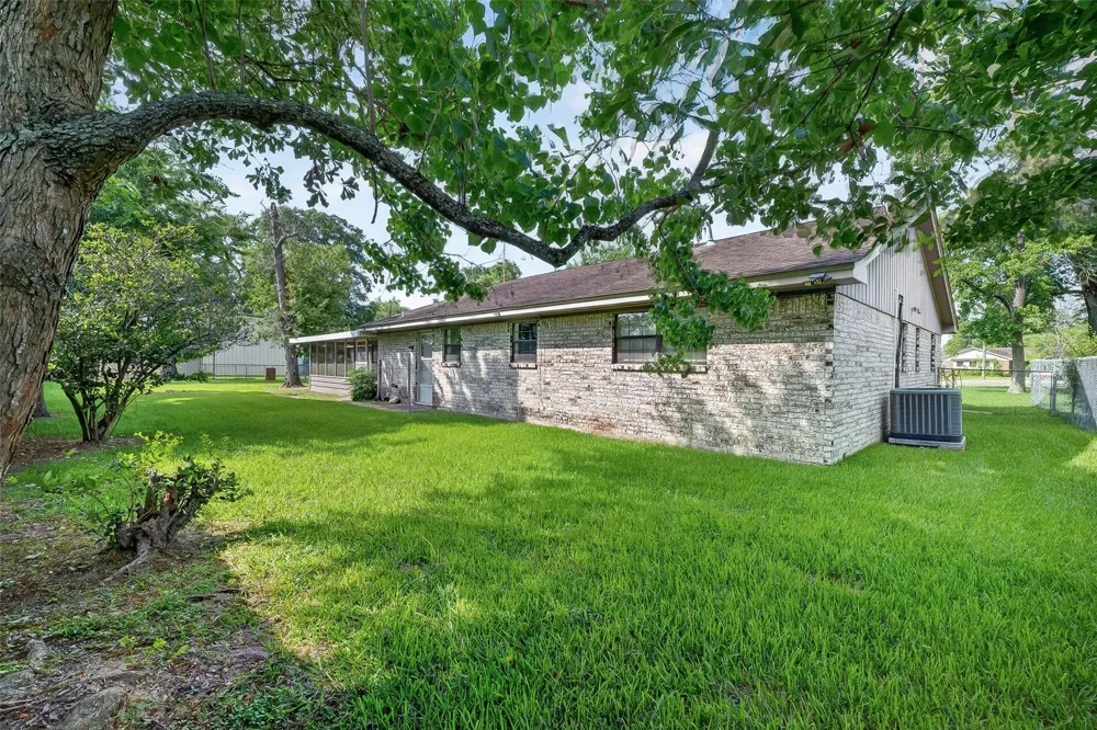 210 Woodhaven Street Highlands, TX 77562