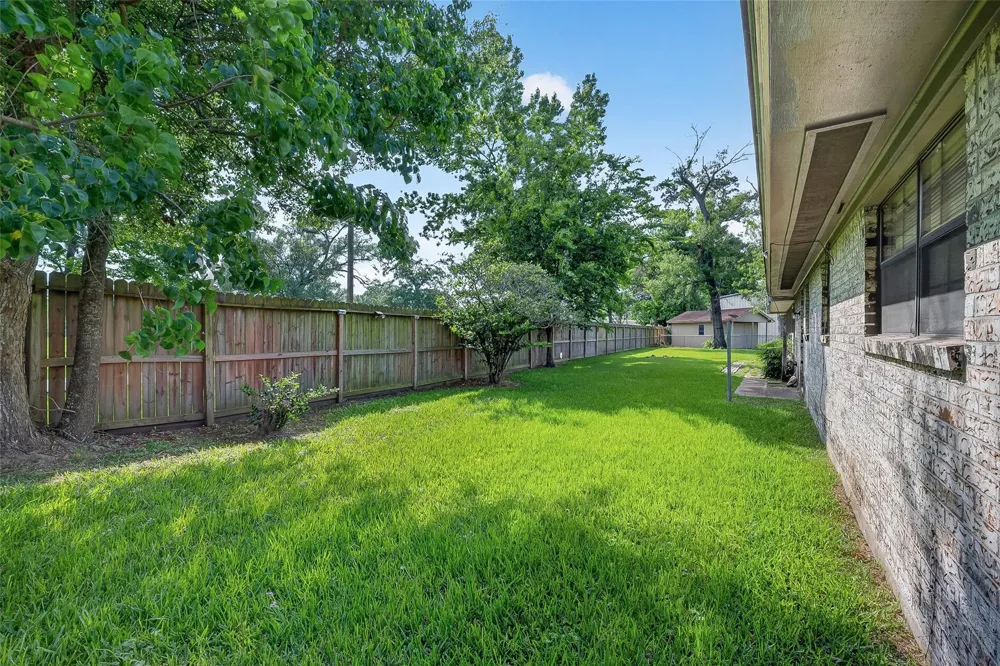 210 Woodhaven Street Highlands, TX 77562