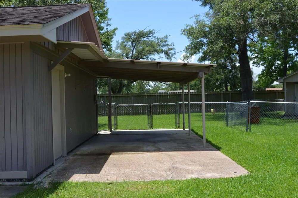 210 Woodhaven Street Highlands, TX 77562