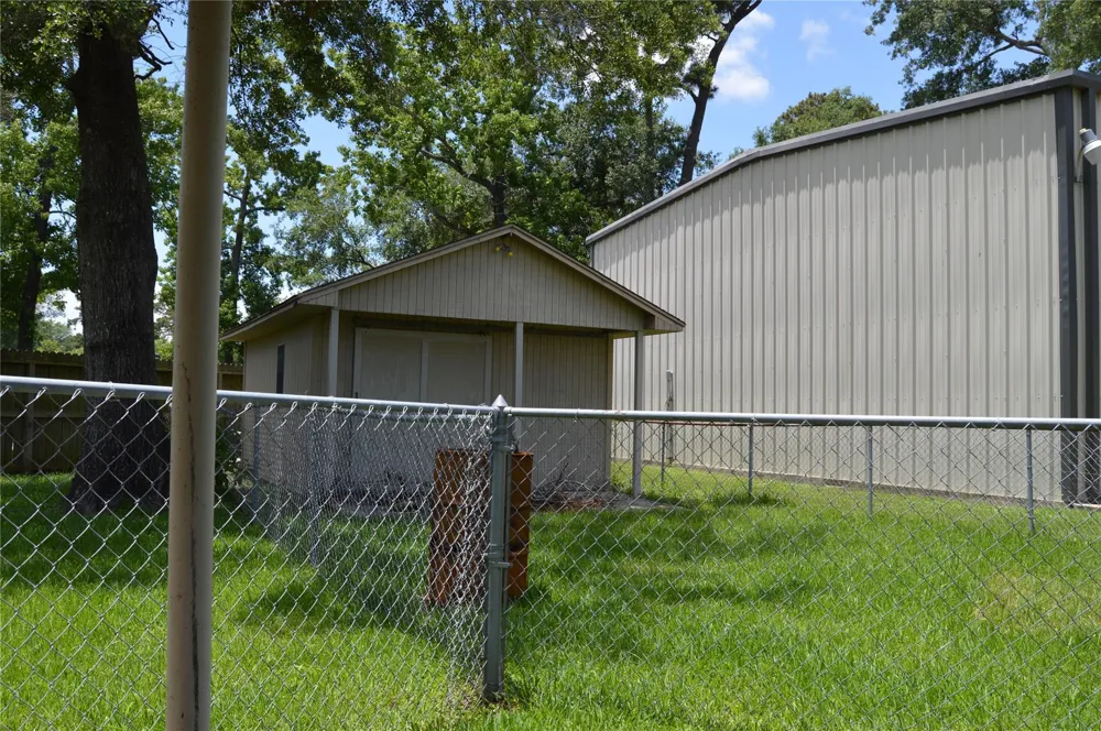 210 Woodhaven Street Highlands, TX 77562