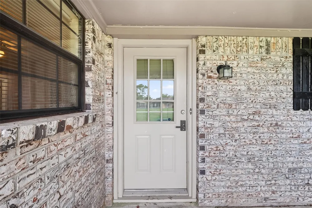 210 Woodhaven Street Highlands, TX 77562