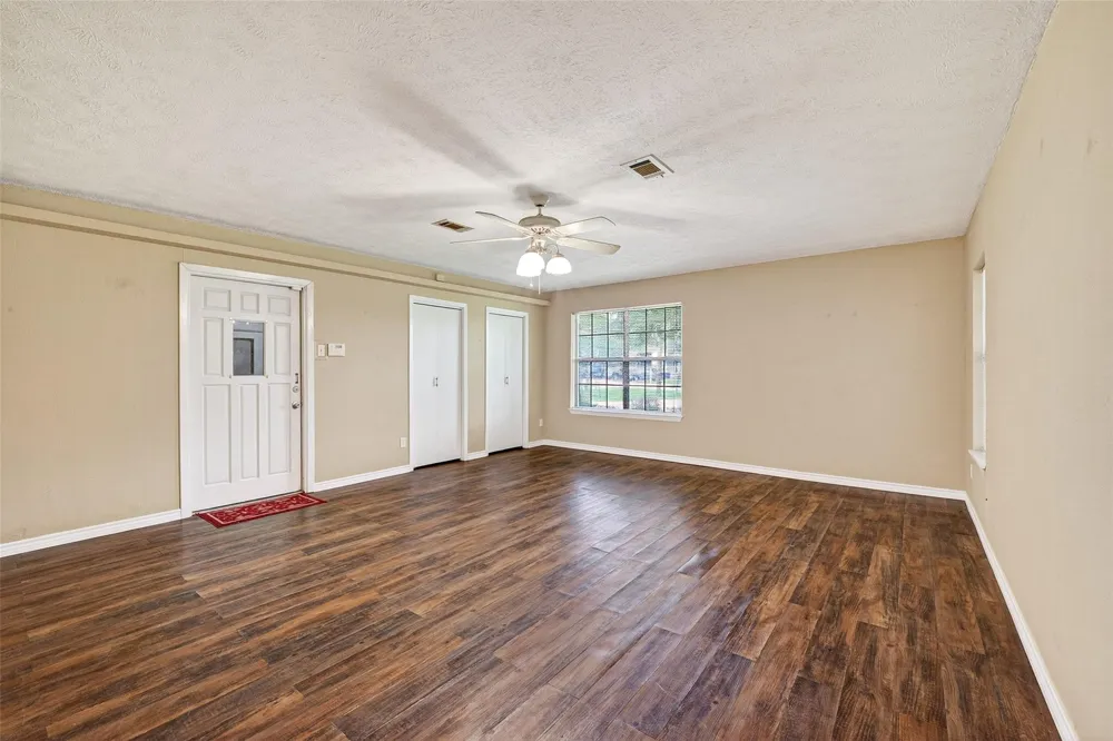 210 Woodhaven Street Highlands, TX 77562