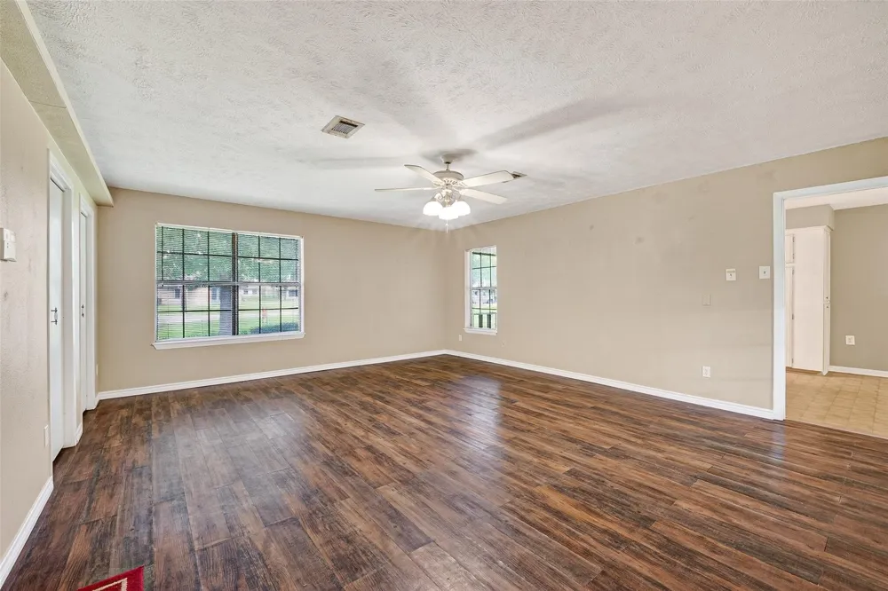 210 Woodhaven Street Highlands, TX 77562