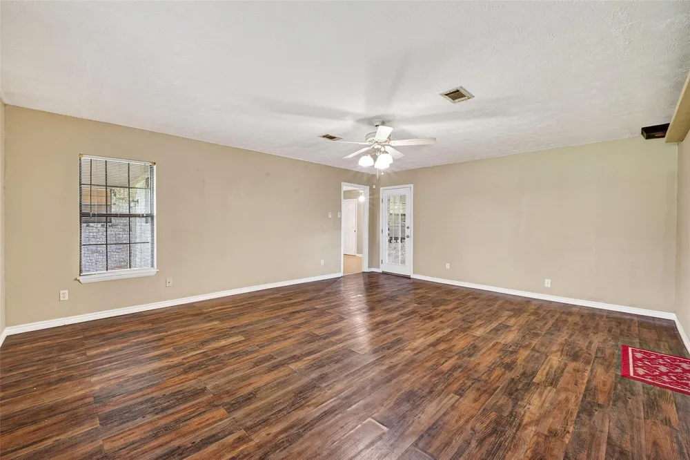 210 Woodhaven Street Highlands, TX 77562