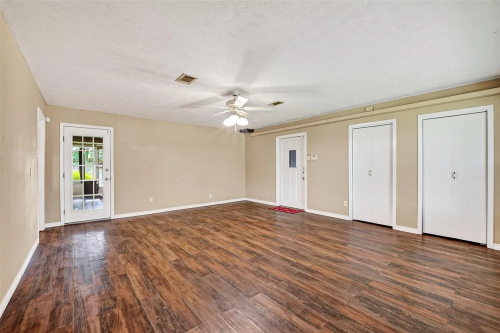 210 Woodhaven Street Highlands, TX 77562