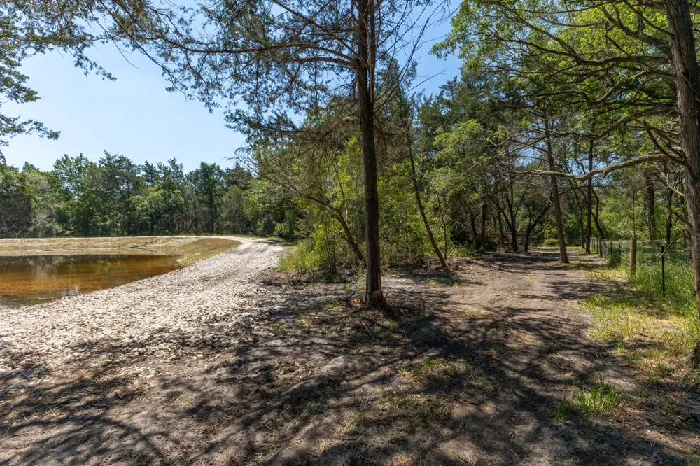 2088 Baca Loop Flatonia, TX 78941