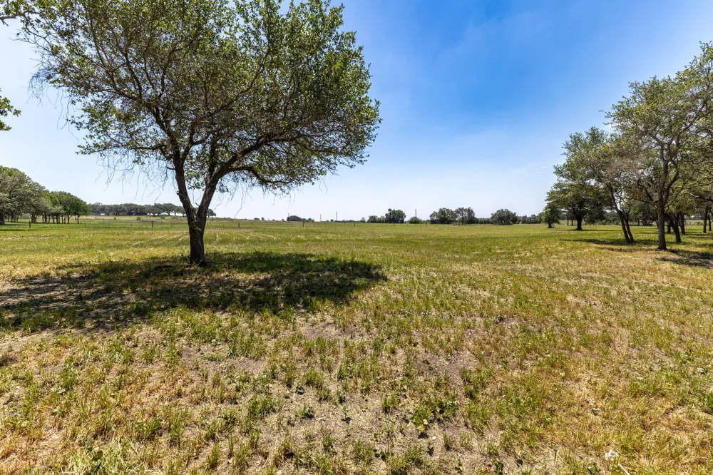 2088 Baca Loop Flatonia, TX 78941