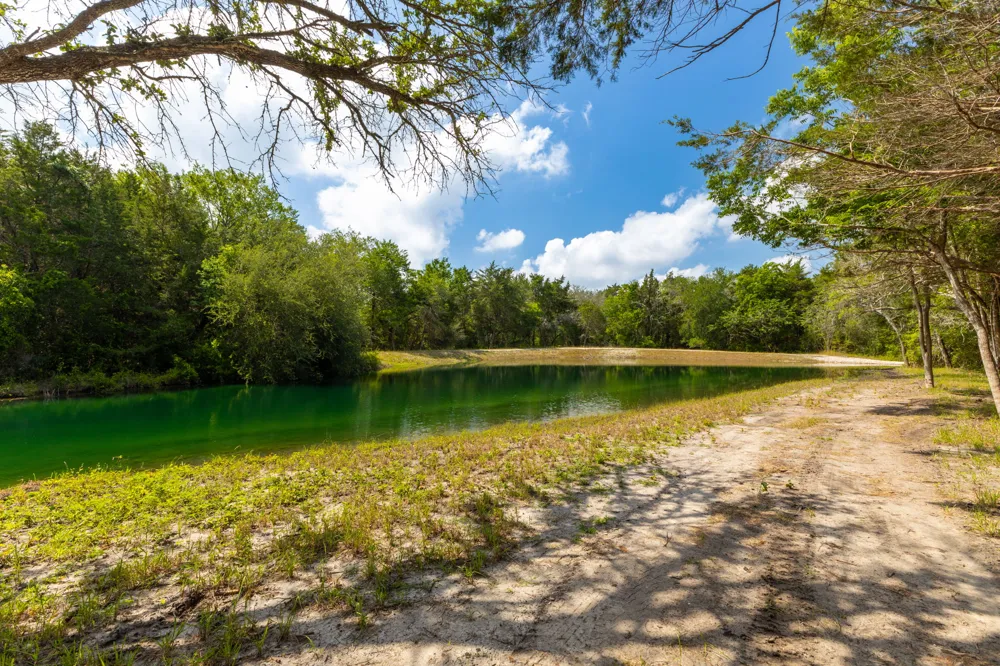 2088 Baca Loop Flatonia, TX 78941