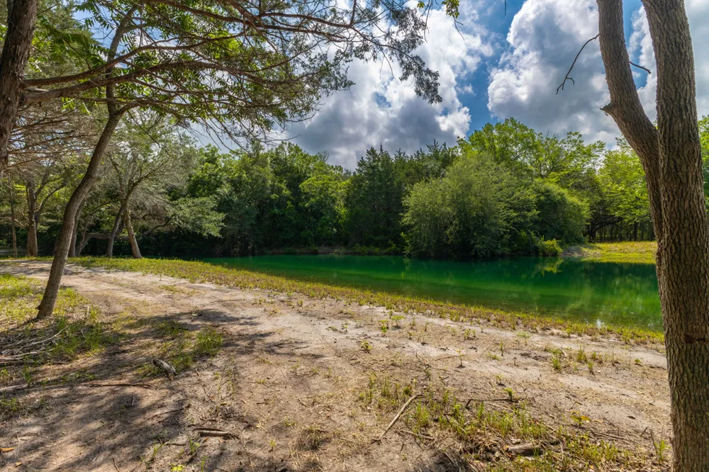 2088 Baca Loop Flatonia, TX 78941